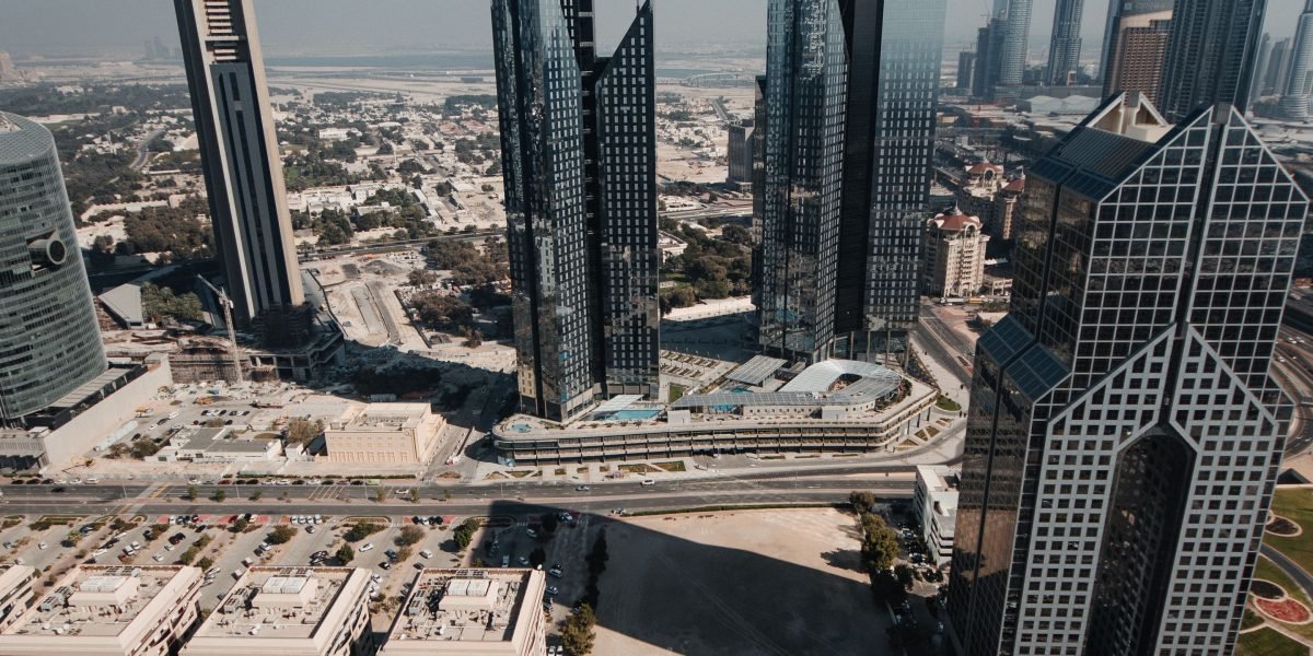 This guide shows how to use networking events in Dubai to break into the city's real estate market by turning brief encounters into real business opportunities....
