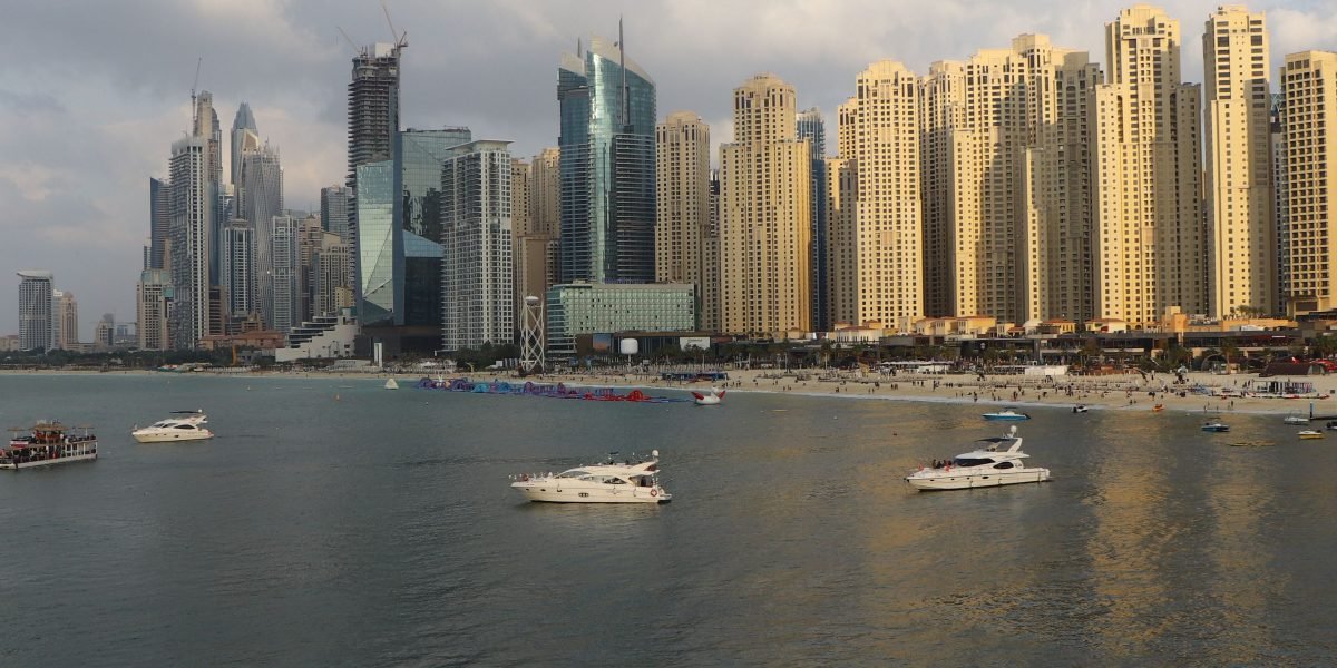 This guide compares two popular Dubai options for 2026 property seekers: Rimal 4 in JBR, a modern beachfront tower with luxury apartments and strong short‑term...