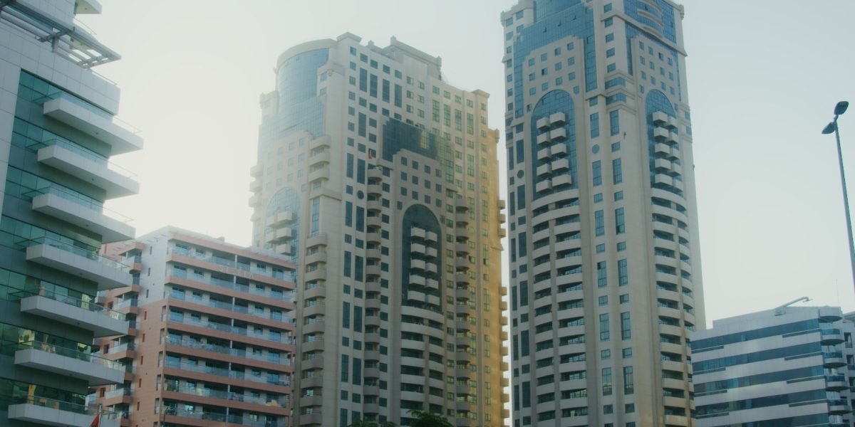 This guide gives a clear, practical overview of living and renting on Al Rigga Road in Deira, Dubai. It describes who chooses the area—mainly expats, single pro...