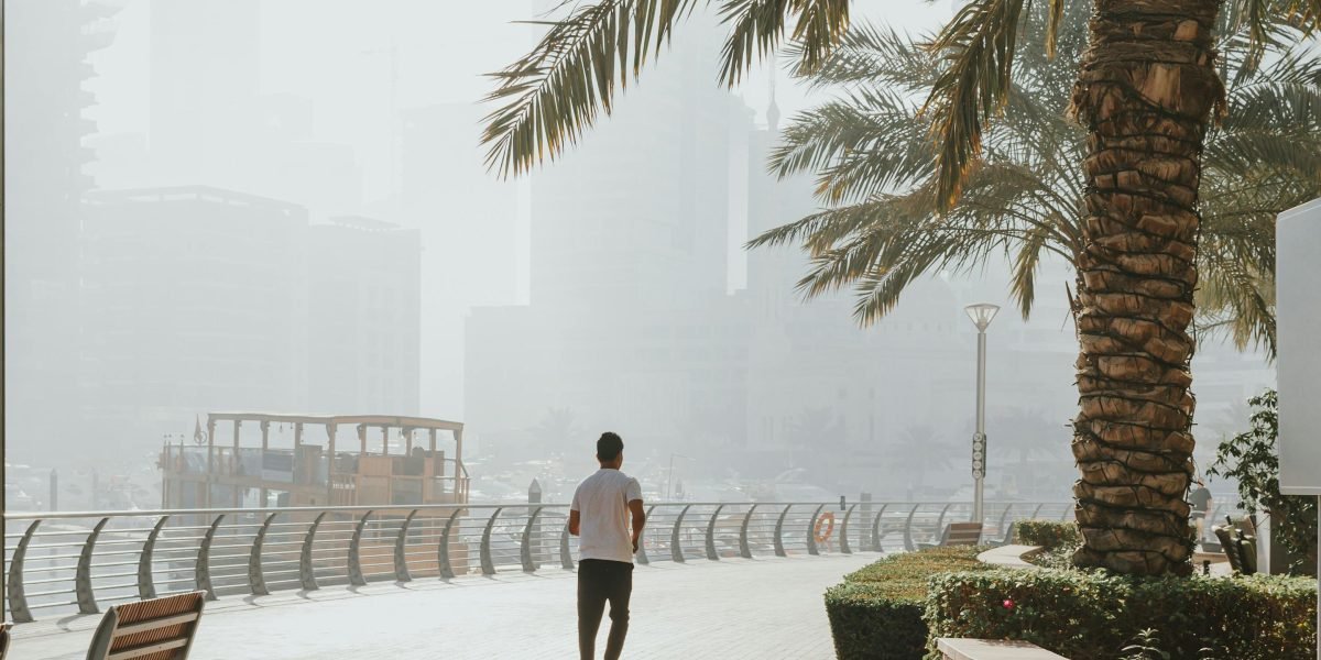 Rimal 1 offers a vibrant lifestyle with easy access to the scenic Dubai Marina Walk, popular with both residents and visitors.